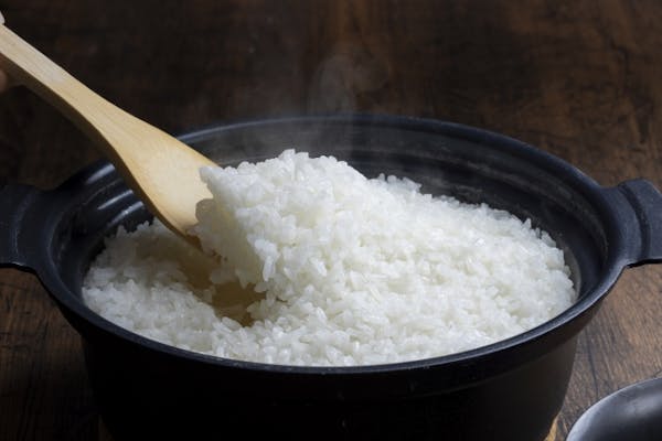 炊いたご飯をしゃもじで混ぜているところ
