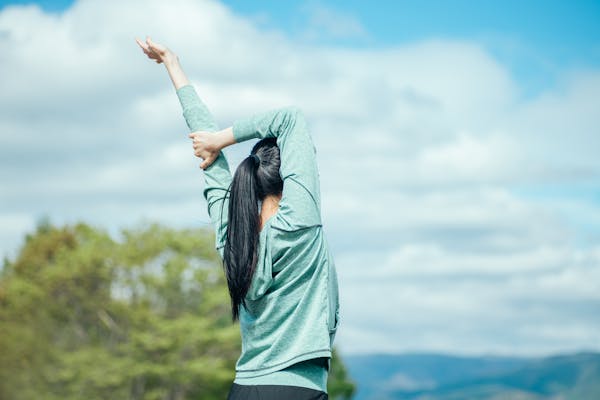 背伸びをする女性