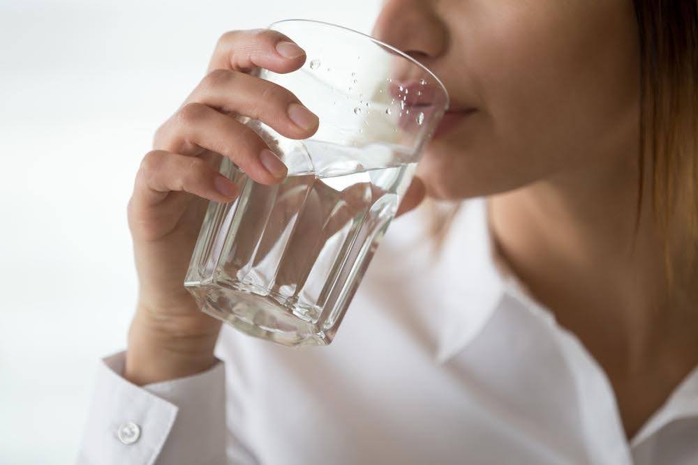 水を飲む口元