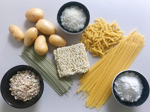 乾麺やじゃがいもなどの炭水化物をイメージする食材
