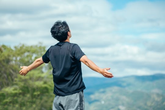 深呼吸の効果とは？理想的な呼吸法と自律神経を整えるポイントを紹介