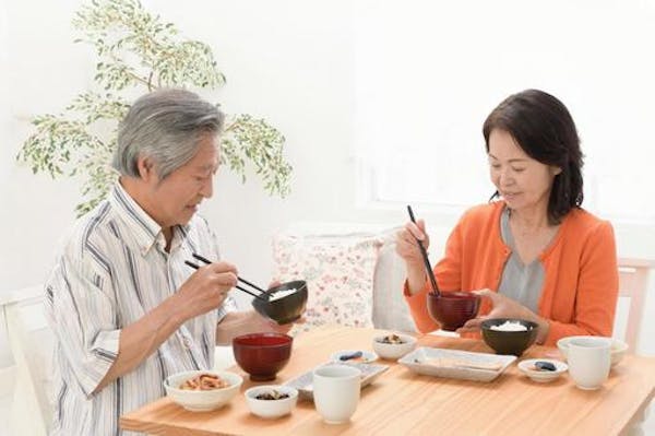 食事をする中年夫婦
